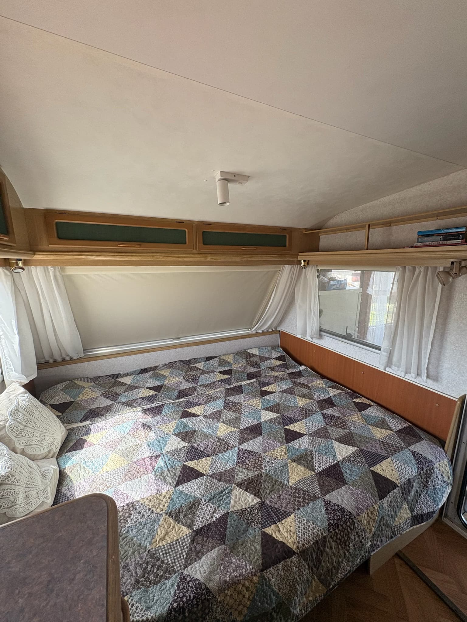 Спалнята на Elysium II — меки текстури и приглушена светлина