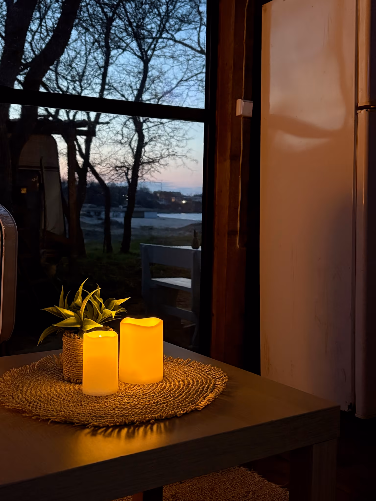 Свещи в ELYSIUM I — топла вечерна светлина и дървени детайли