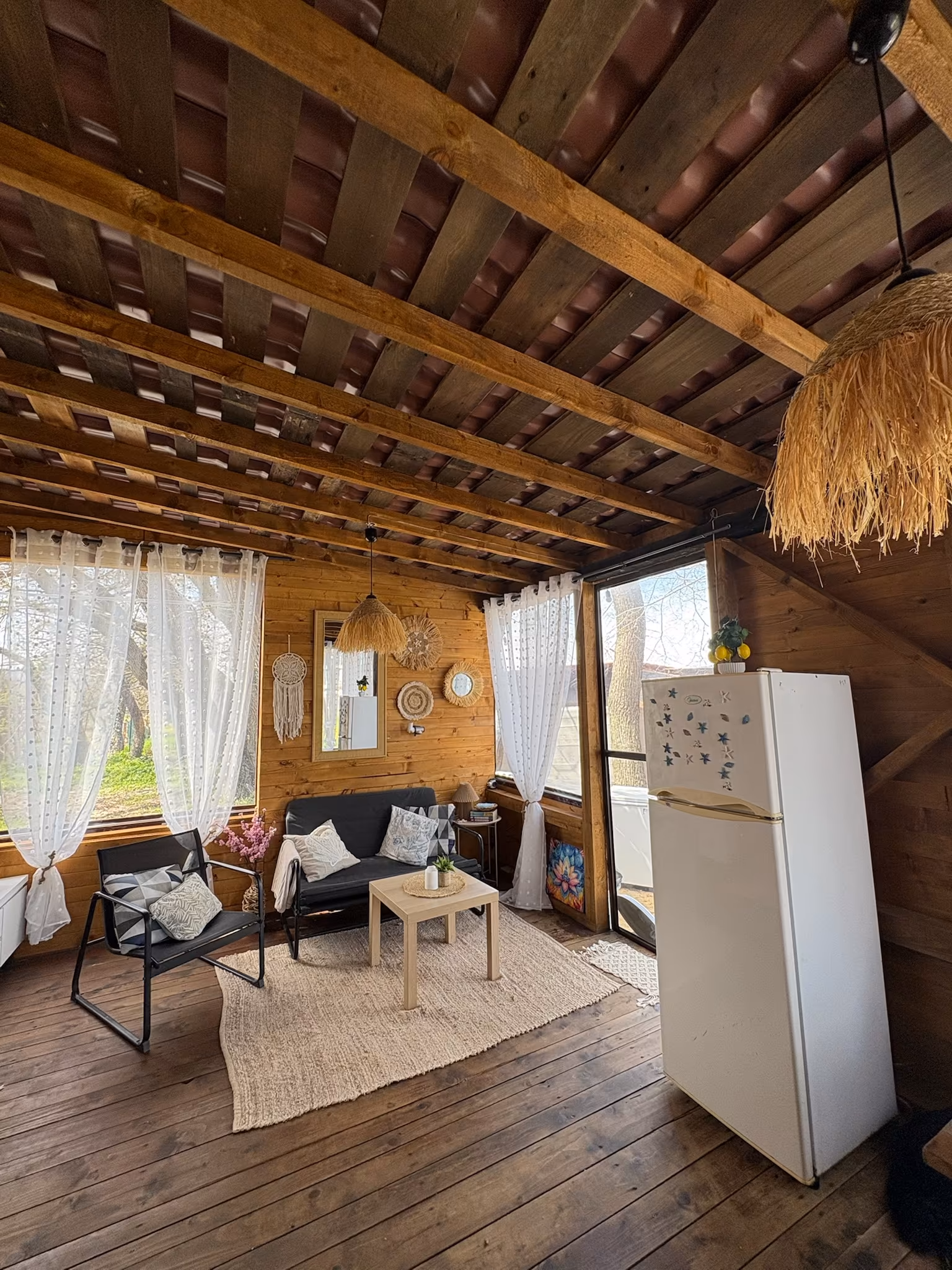 Уютният кът в ELYSIUM I — мек фотьойл, възглавници и дневна светлина