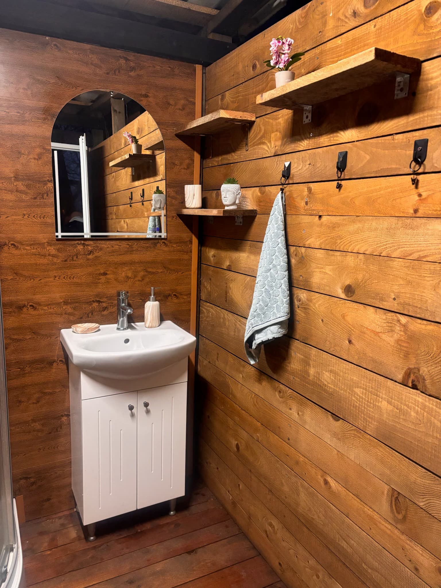 Банята на Elysium II — мивка и дървен интериор