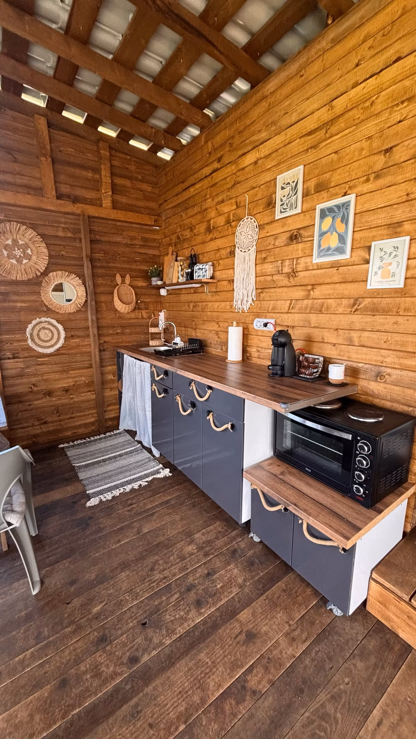 Кухненският ъгъл в ELYSIUM II — дърво, плетени детайли, дневна светлина